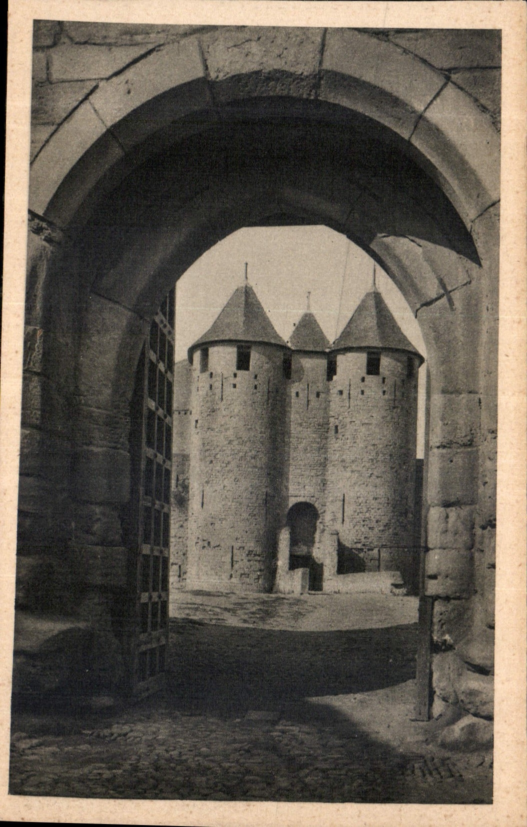 CPA Cite de Carcassonne Entree du Chateau 