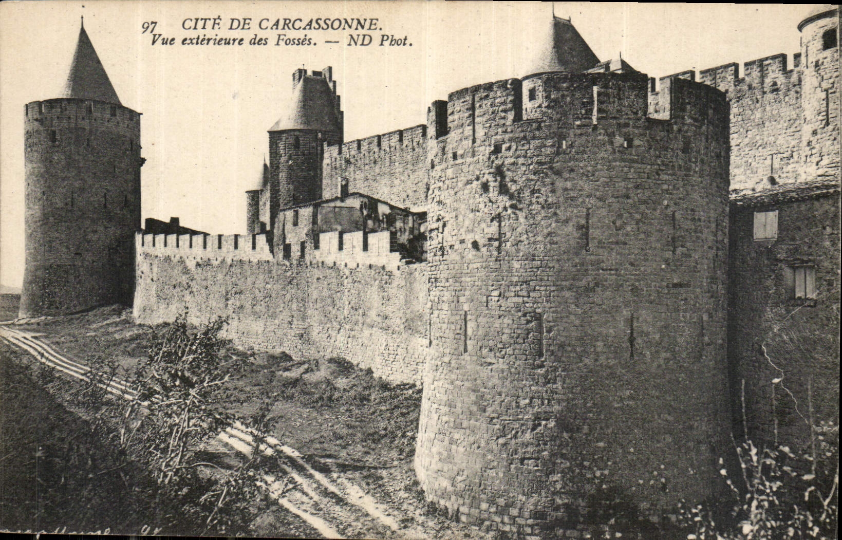 Cité de Carcassonne — Vue extérieure des Fossés — ND Phot.