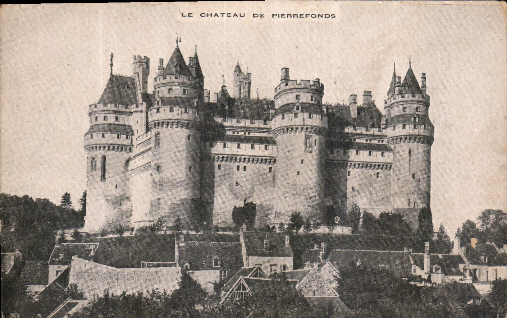 Le Château de Pierrefonds — vue panoramique — éditeur non identifié