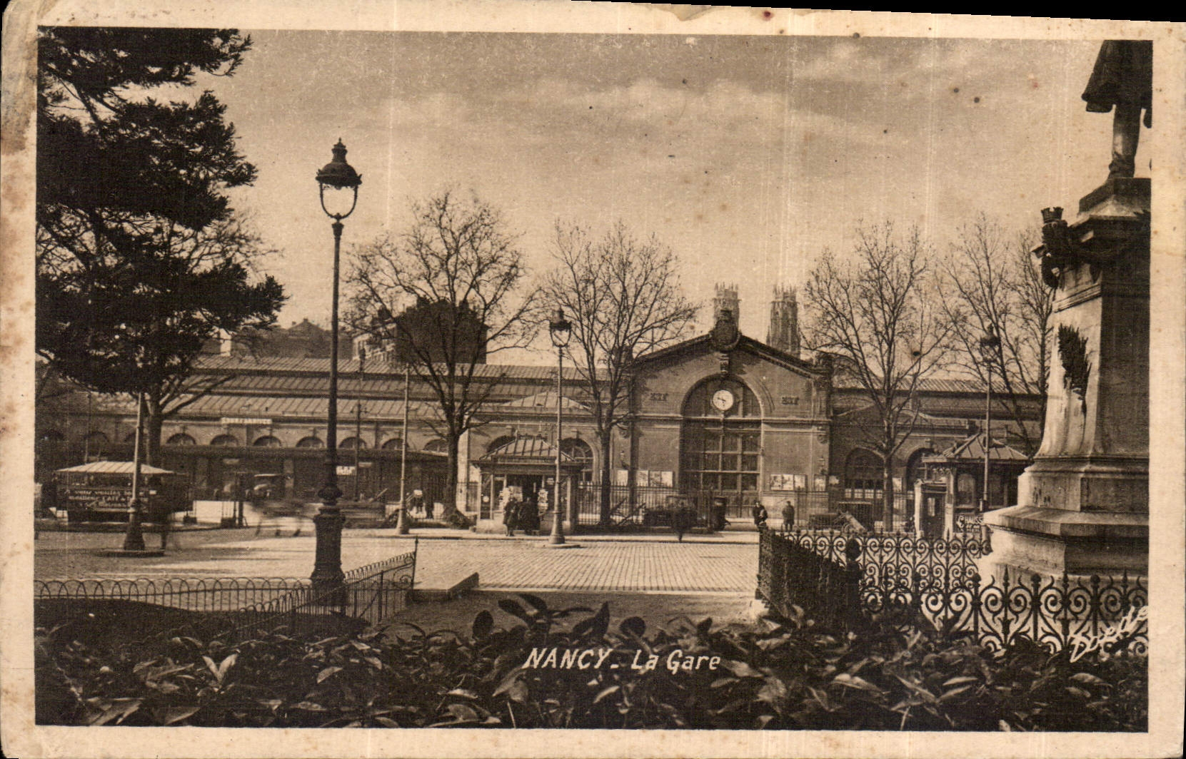NANCY - La Gare — vue de la gare avec monument et lampadaires