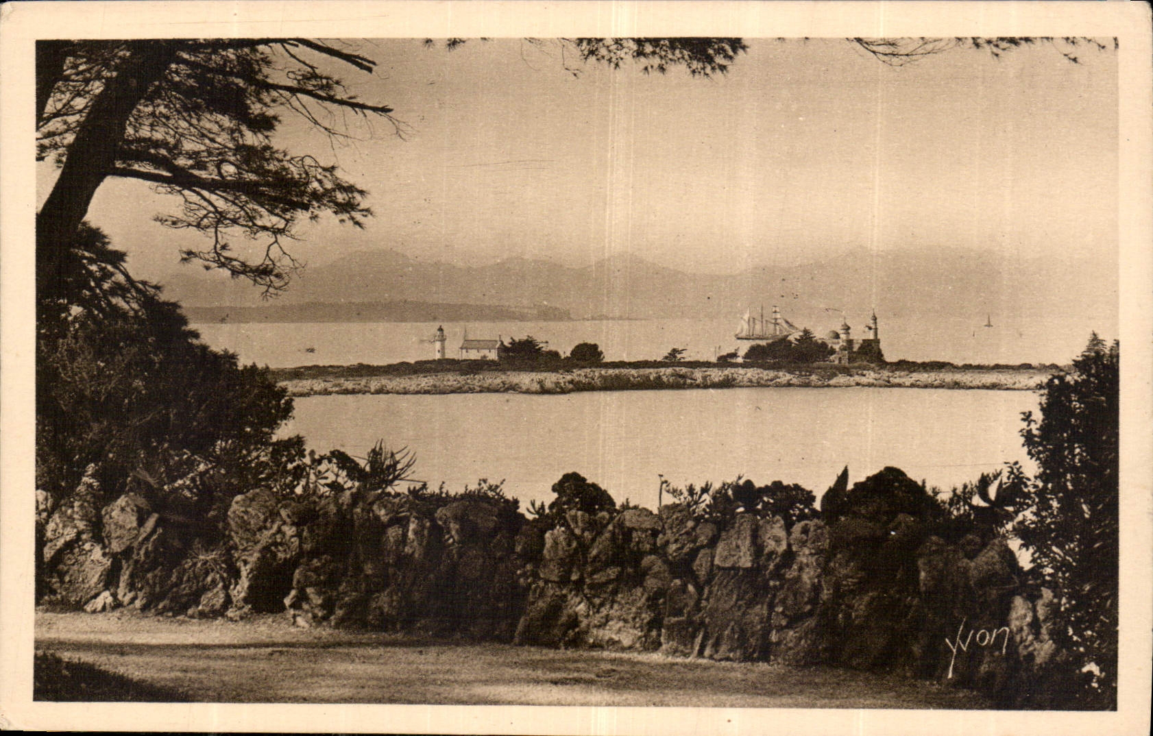Le Littoral de Cannes à Nice — Le Plan de l'Islette vu de la Villa Elen Roch — Édition d'Art YVON, Paris