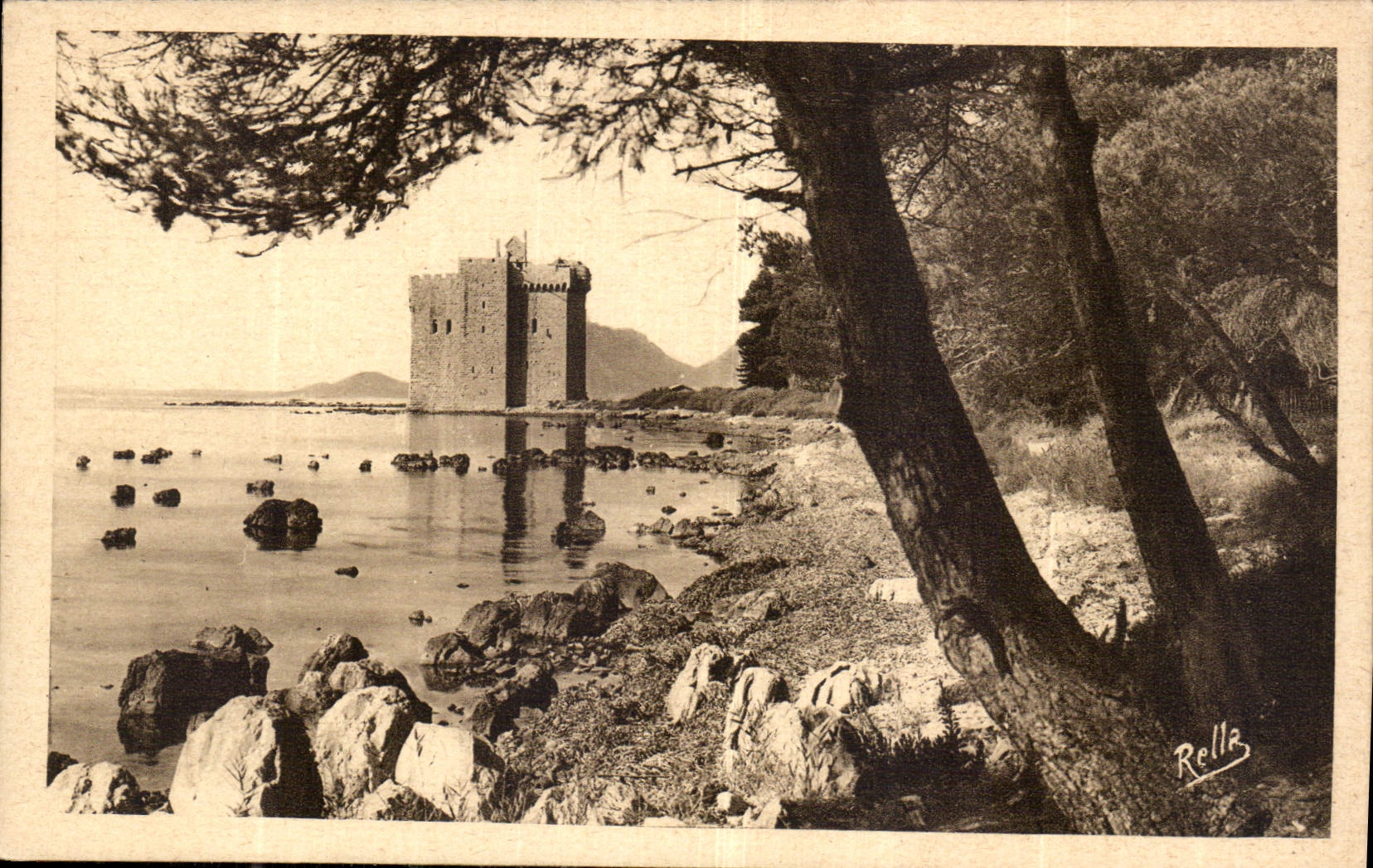 Iles de Lérins — Saint-Honorat — L'ancien monastère fortifié — Collection Bella