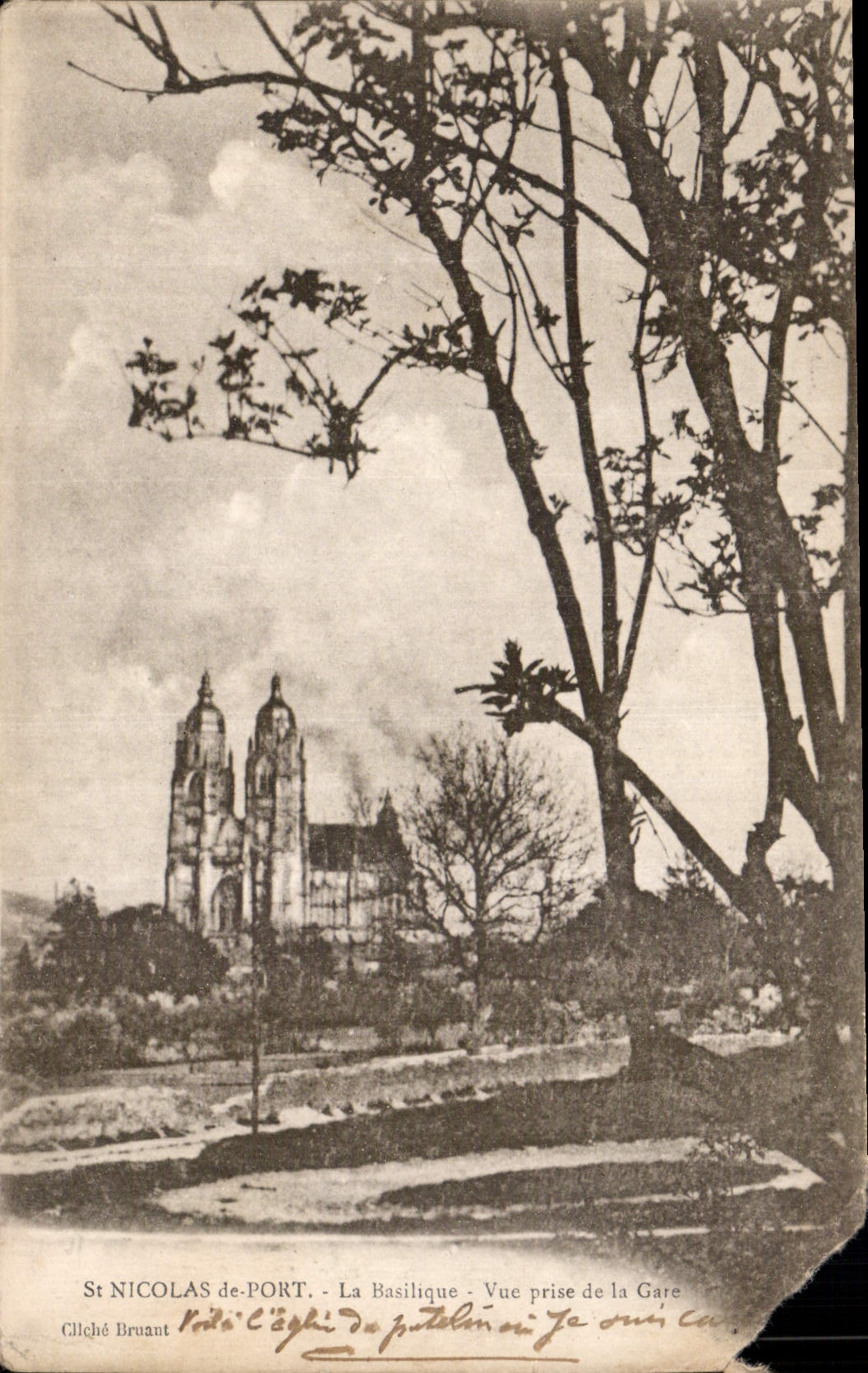 St NICOLAS de-PORT - La Basilique - Vue prise de la Gare - Cilché Bruant
