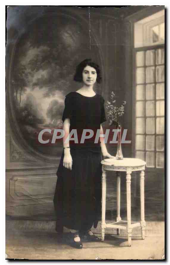 Jeune femme en robe noire — studio photographique — CPAPHIL