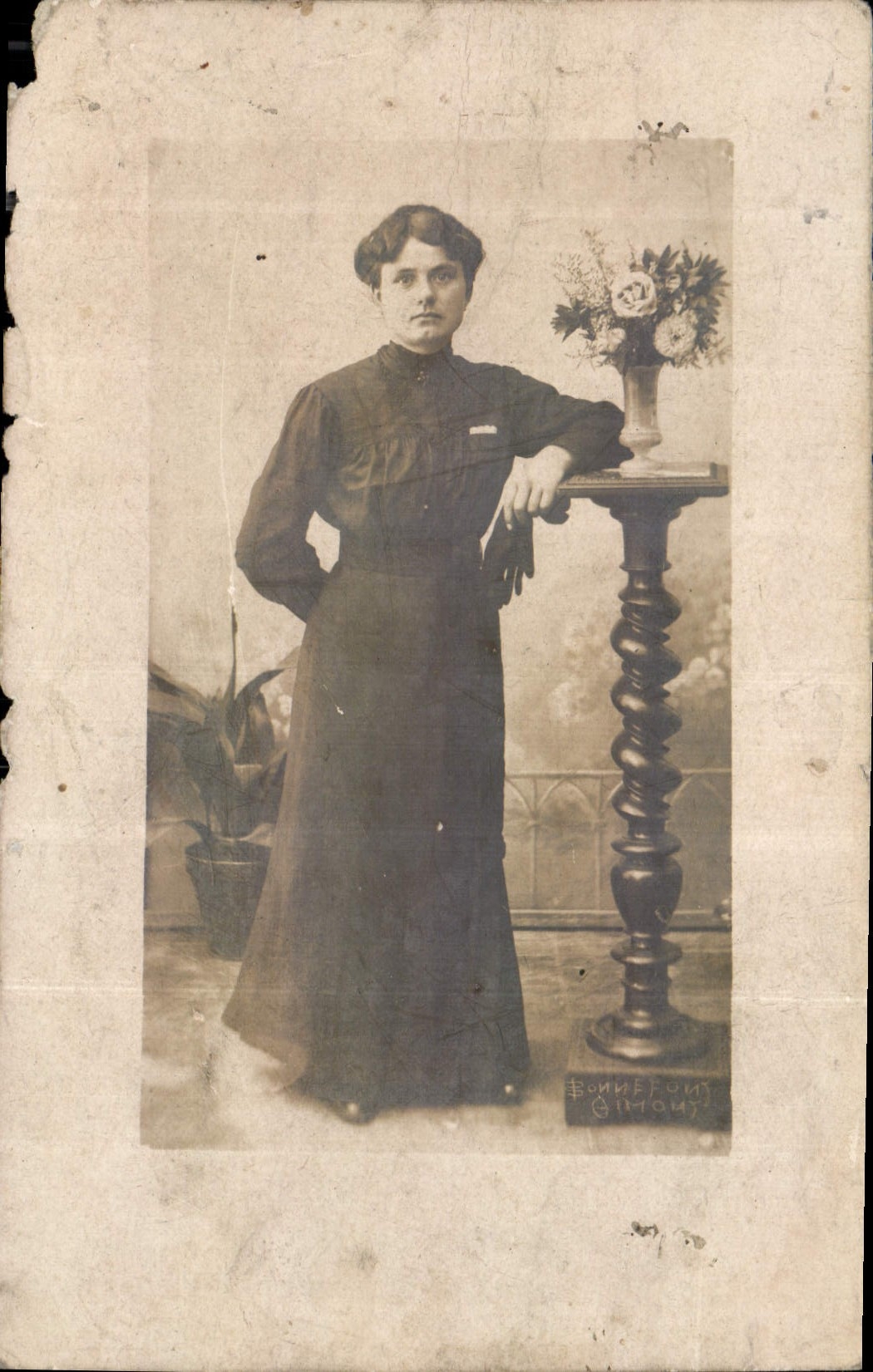 Femme en robe longue — studio photographique Bonnefond — éditeur Bonnefond, Gîmont