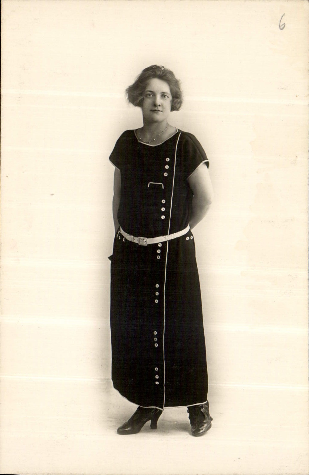 Femme en robe longue — style Art Déco — LA PHOTO MÉCANIQUE, Paris