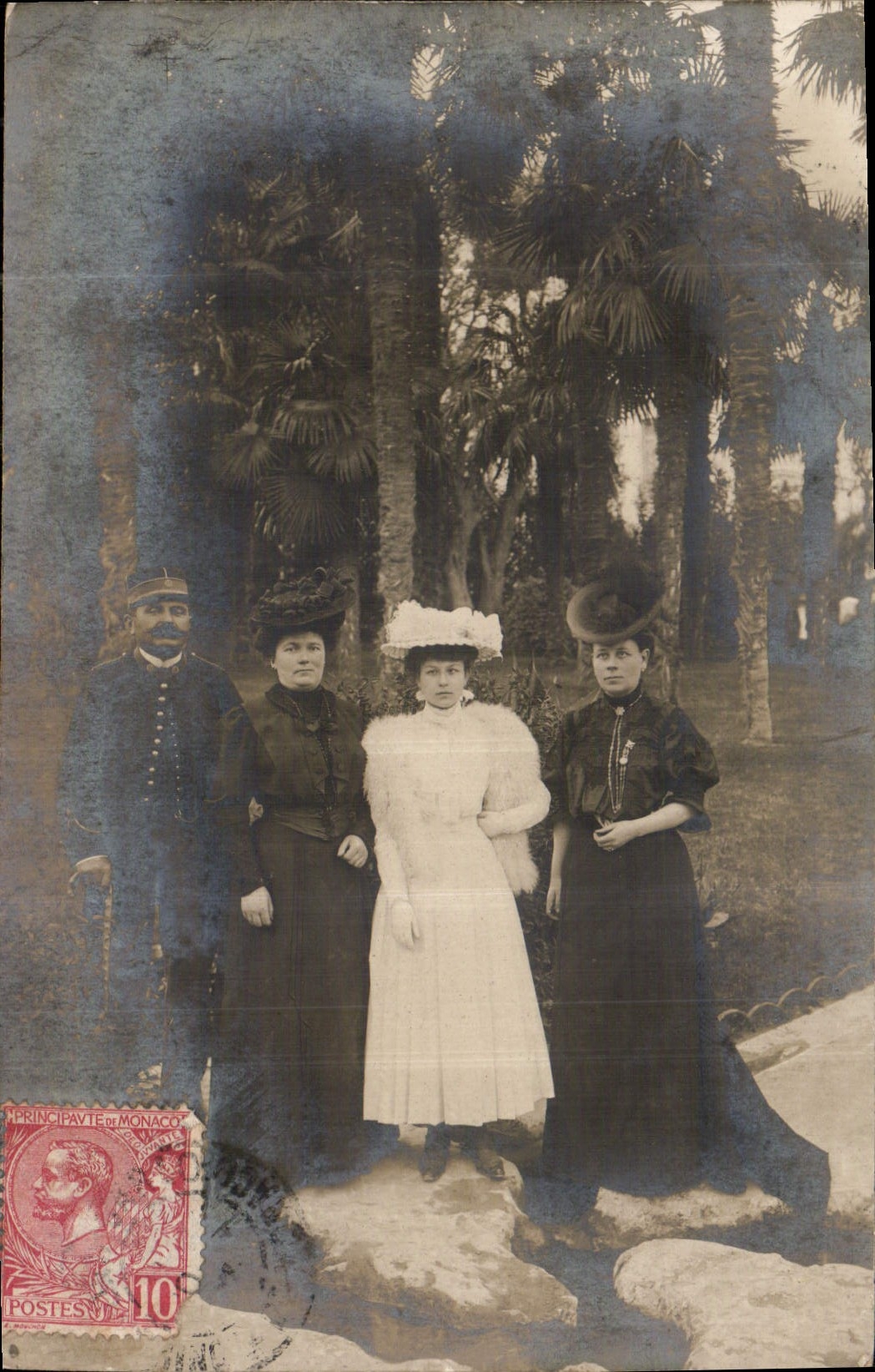 Groupe de quatre personnes — jardin avec palmiers — Principauté de Monaco