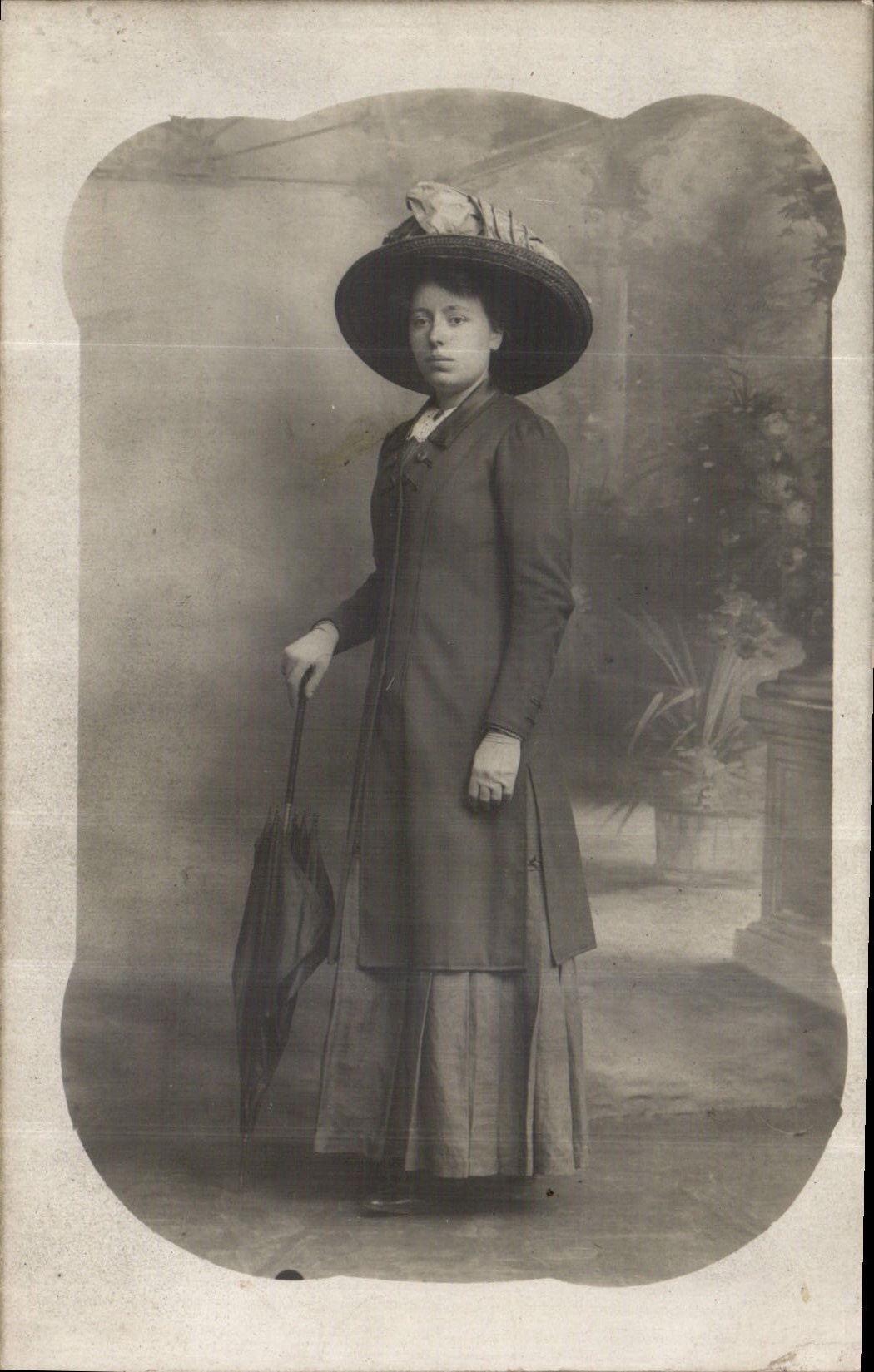 Femme en chapeau et parapluie — studio — Donkers, Photo, Lille