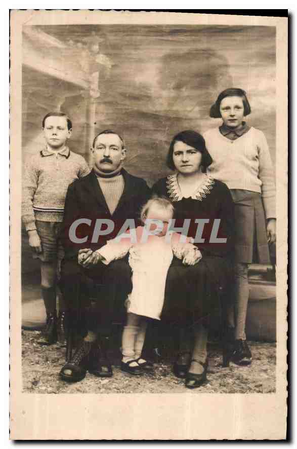 Famille à cinq — portrait en extérieur — éditeur inconnu