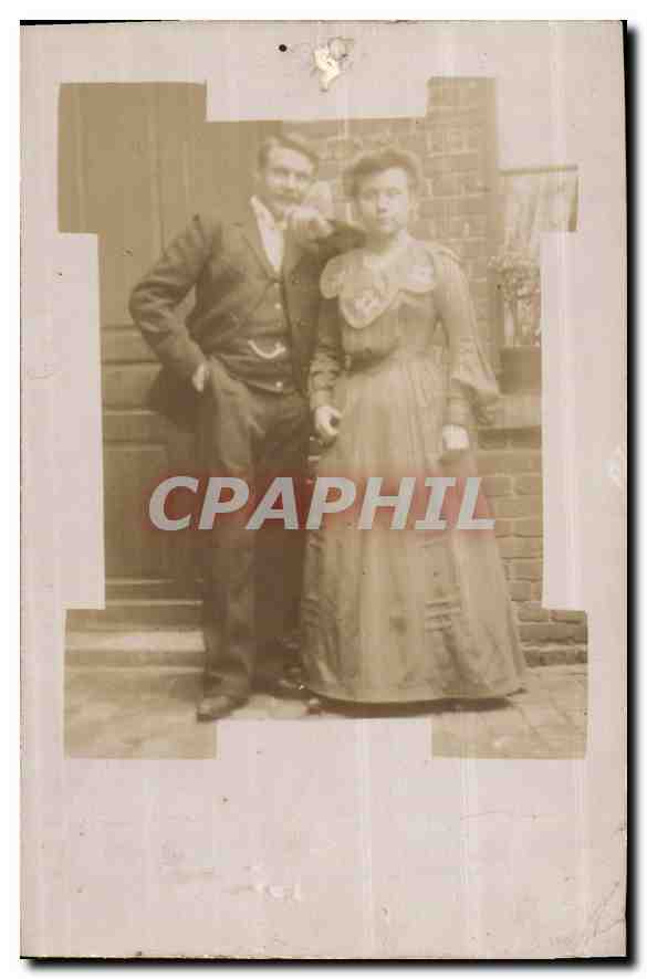 Couple en tenue d'époque — devant un mur en briques — Société Lumières, Lyon