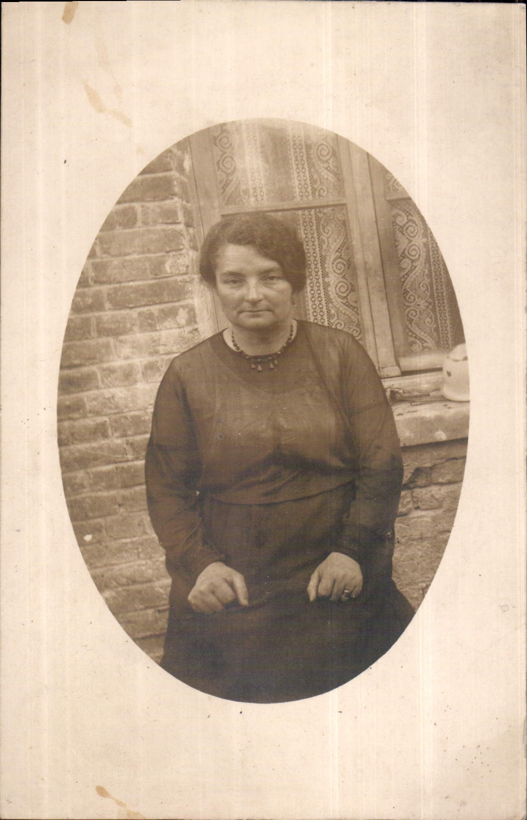 Femme en robe sombre — portrait ovale — sans éditeur ni numéro visible