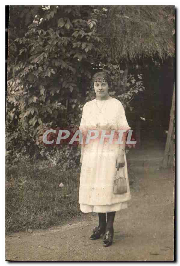 Femme en robe blanche — jardin — sans éditeur ni numéro visible