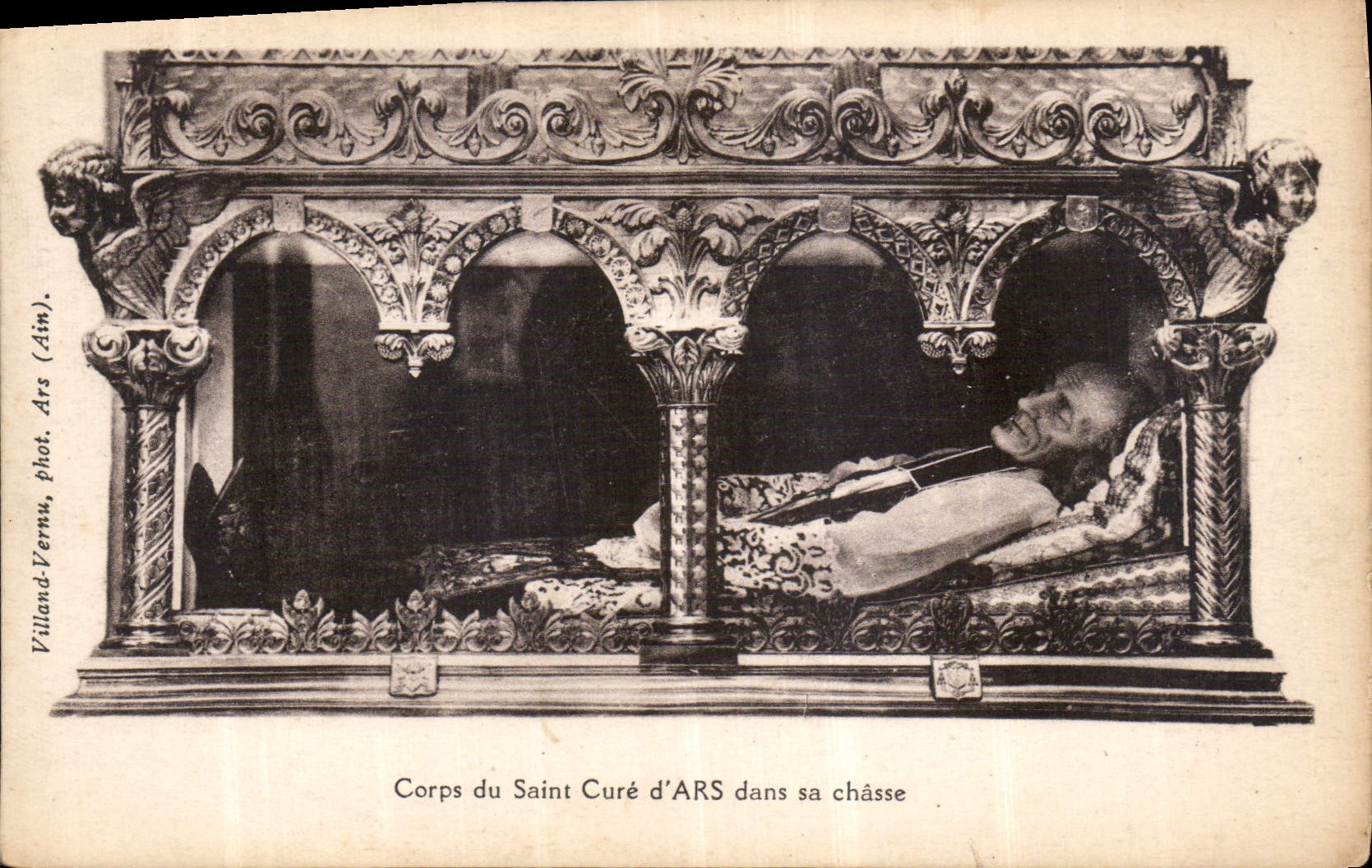 Corps du Saint Curé d'ARS dans sa châsse — Villand-Vernu, phot. Ars (Ain)