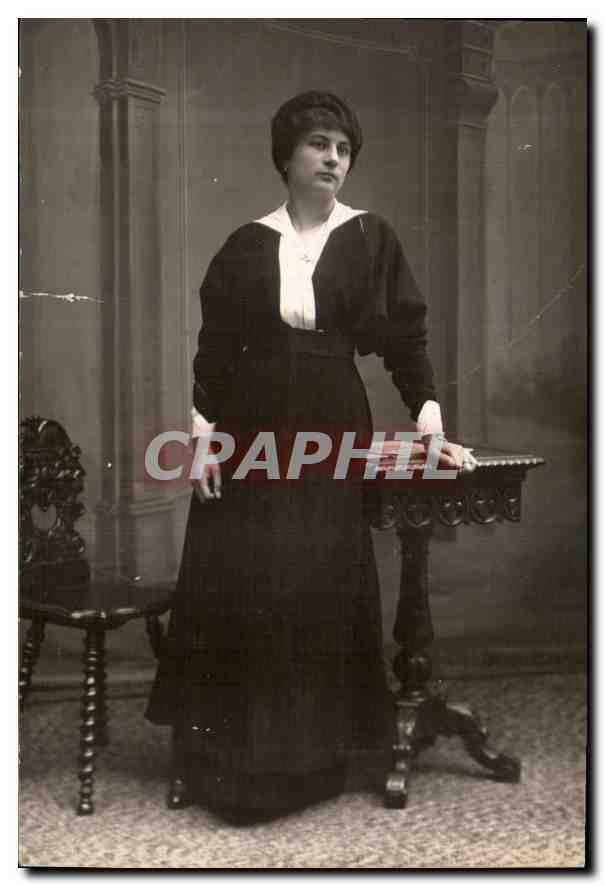Jeune femme en robe noire — studio — G. Touranchet, Paris