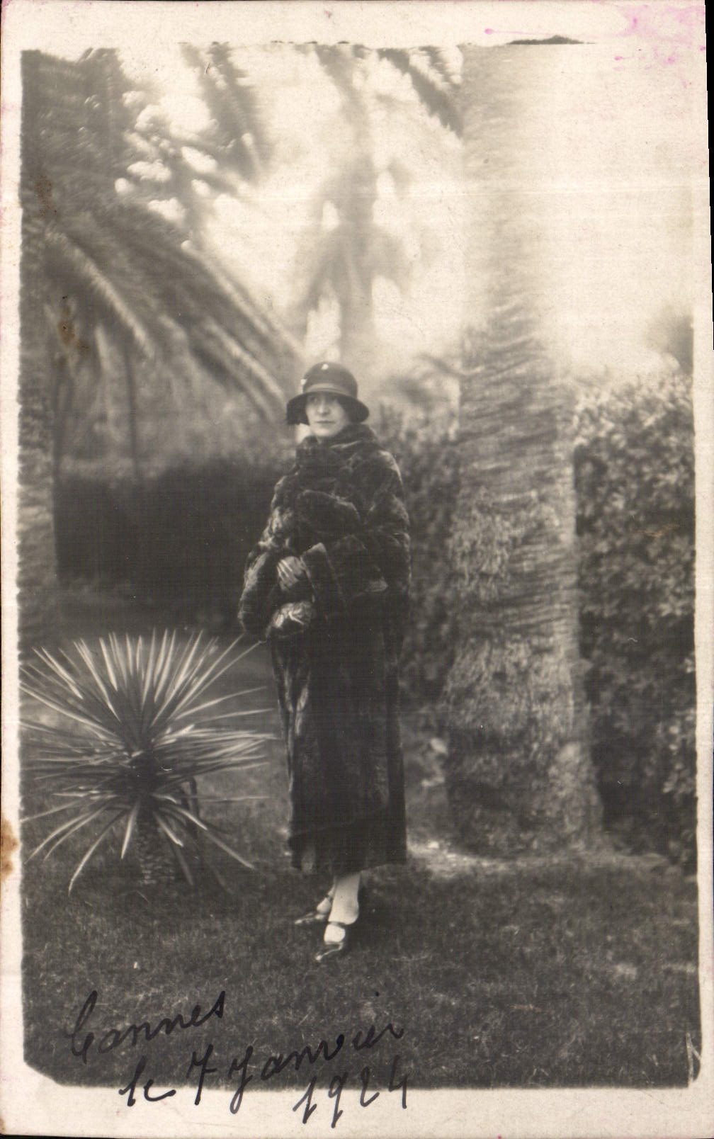 Femme en manteau fourré — Cannes — 4 janvier 1924