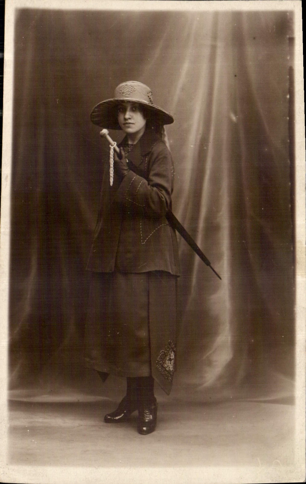 Femme en costume d'époque — pose studio — éditeur inconnu