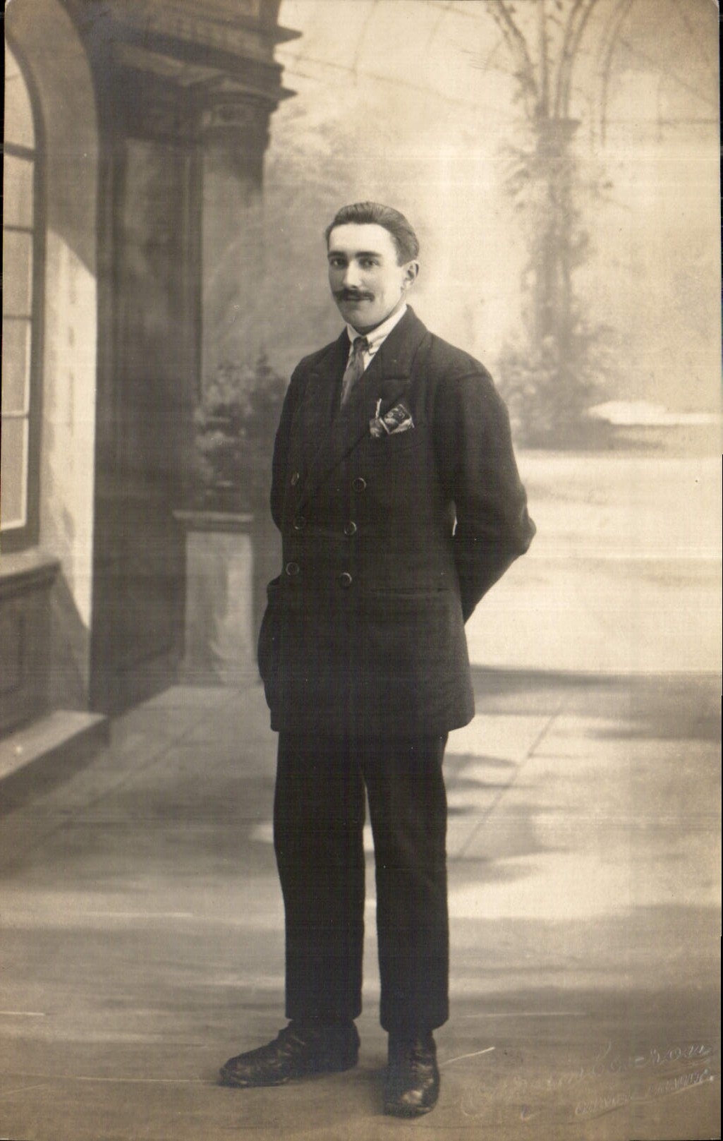 Portrait d'un homme à la moustache — devant un bâtiment — studio G. Rose