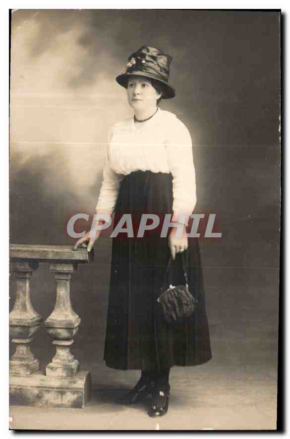 Femme en chapeau et robe noire — studio — CPAPHIL