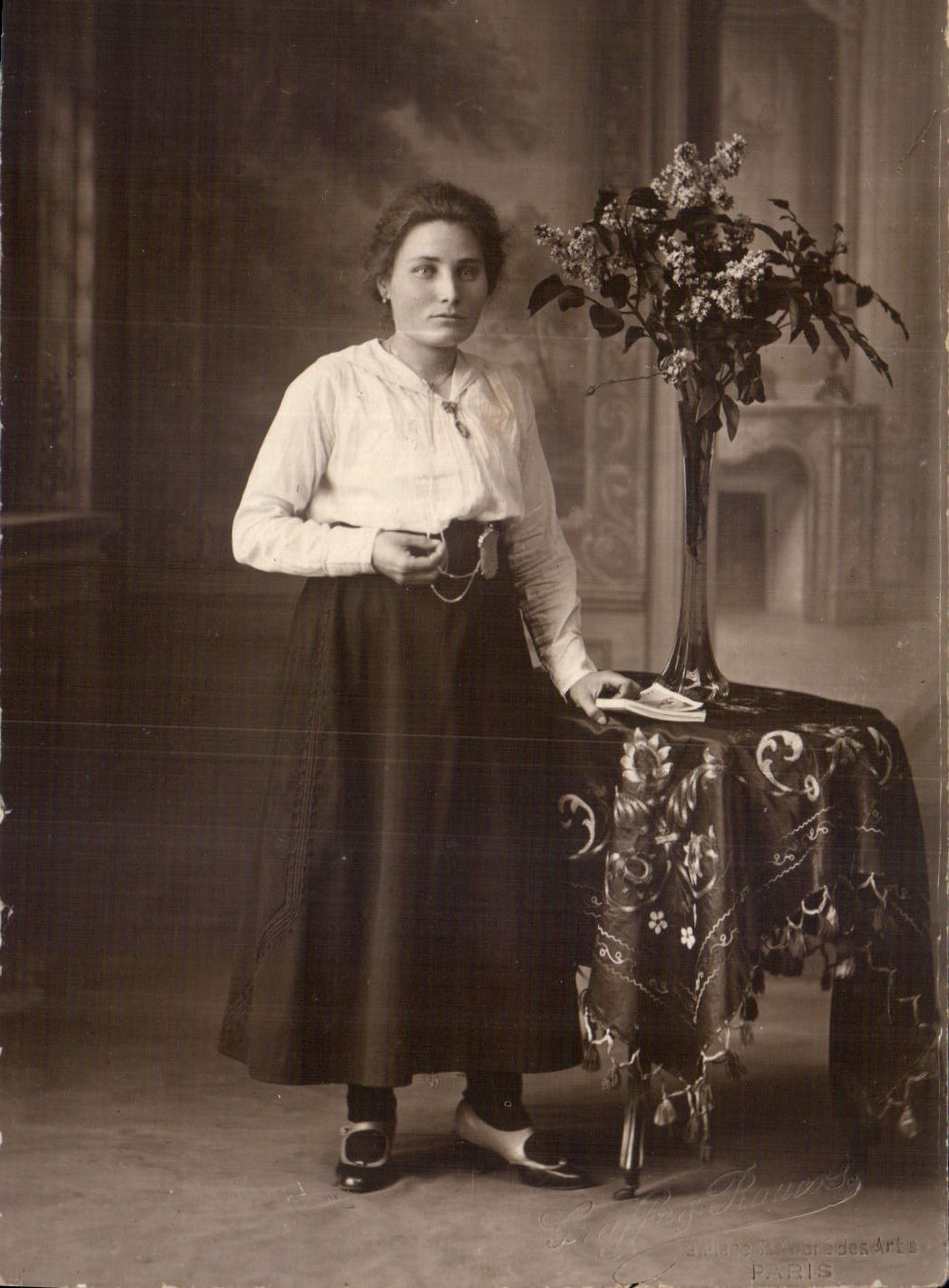 CARTE PHOTO Femme Paris