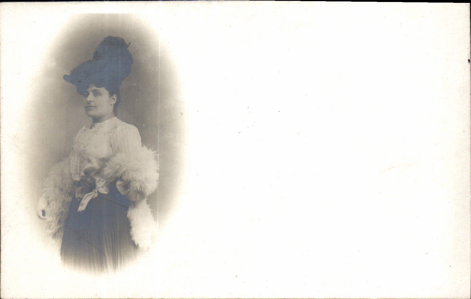 Femme en chapeau élégant — tenue à col montant et fourrure — Photo-Cartes, Paris