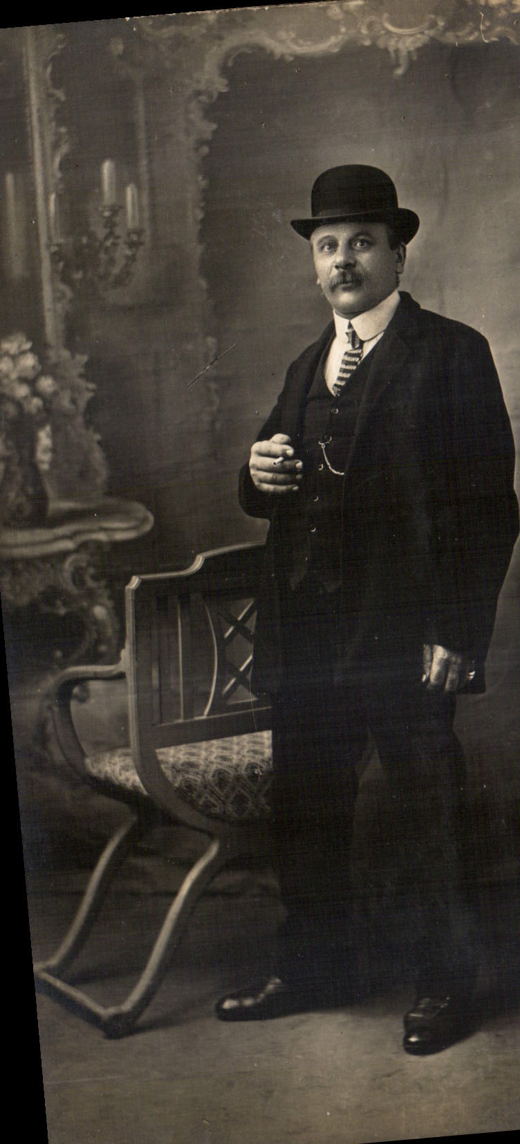 Portrait d'homme en costume — studio — P. Guillaume, n° 107