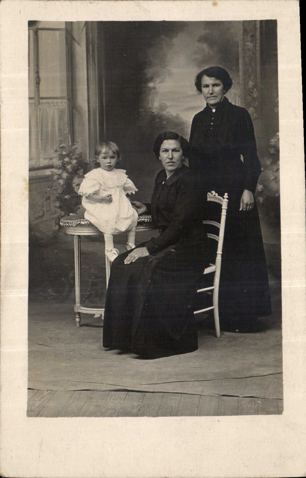 Famille — trois femmes et une enfant — studio photographique