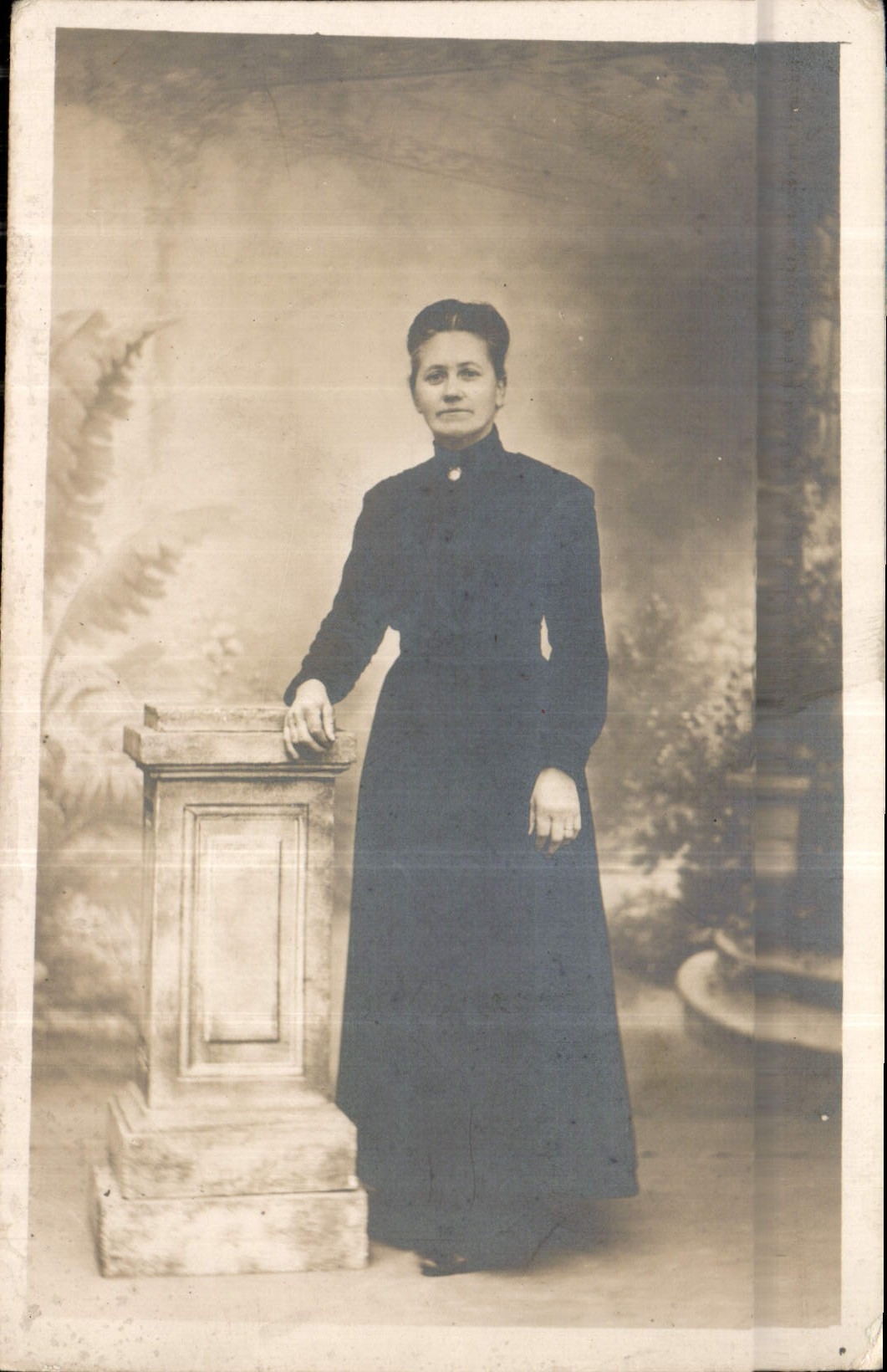Femme en robe sombre — studio — éditeur inconnu, n° de série non visible