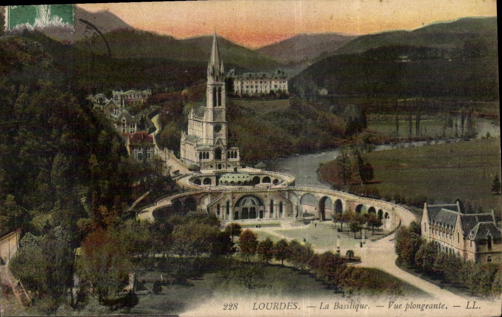 CPA Lourdes la Basilique vue plongeante 