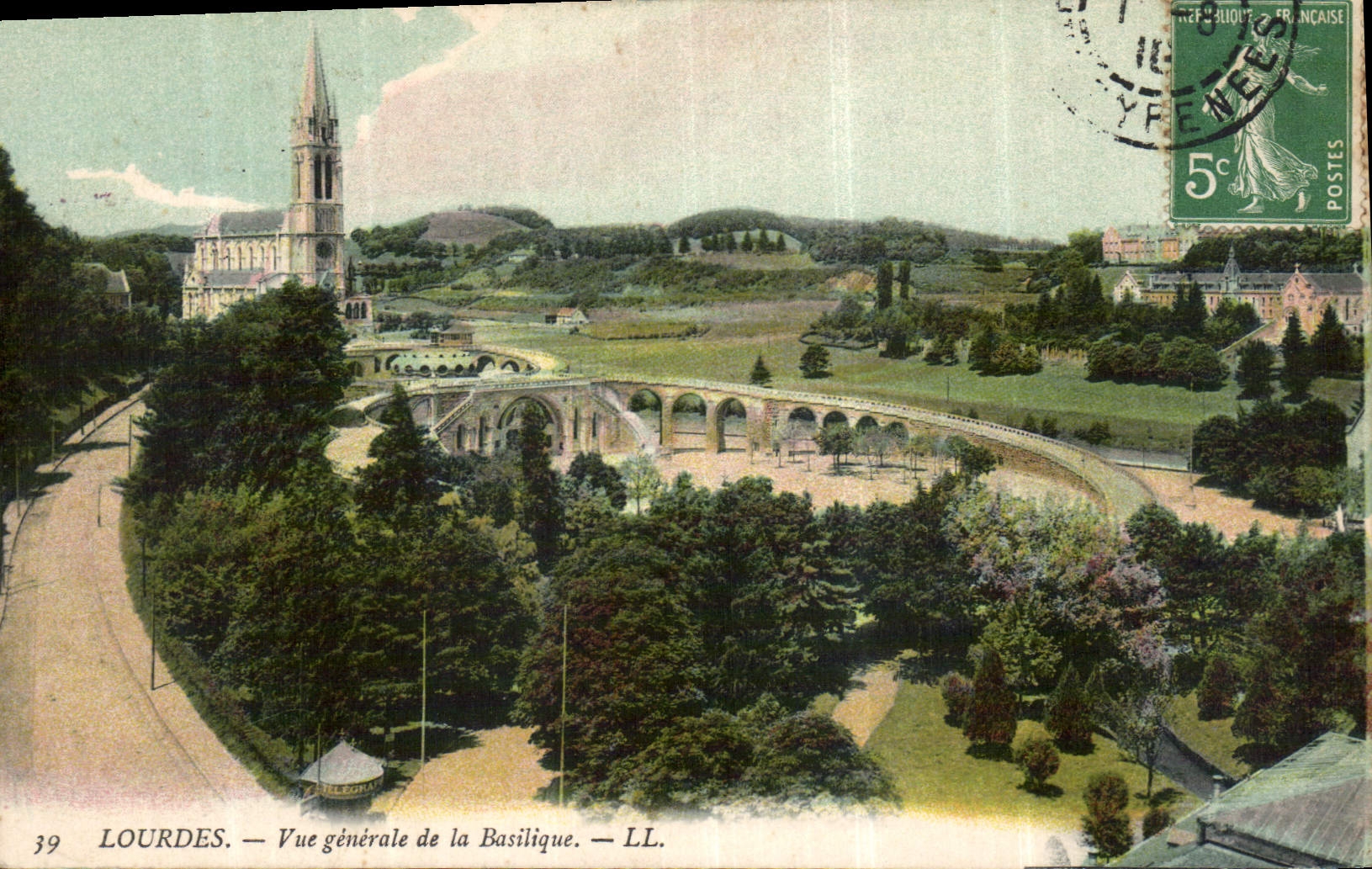 CPA Lourdes vue generale de la Basilique 