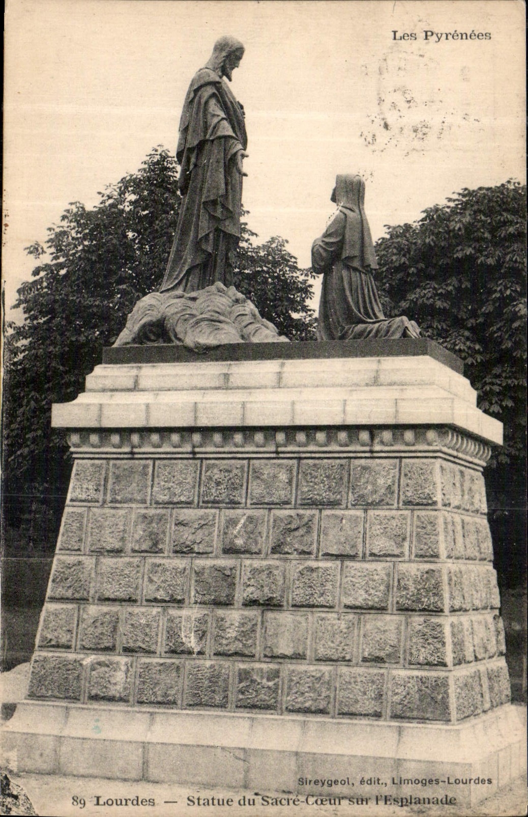 CPA Lourdes Statue du Sacre Coeur sur l'Esplanade 