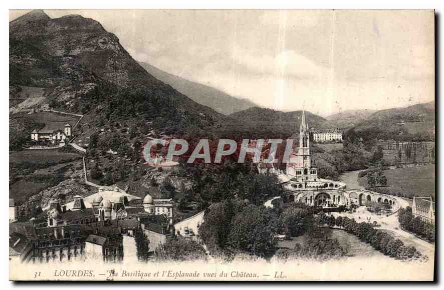 CPA Lourdes la Basilique et l'Esplanade vues du Chateau 
