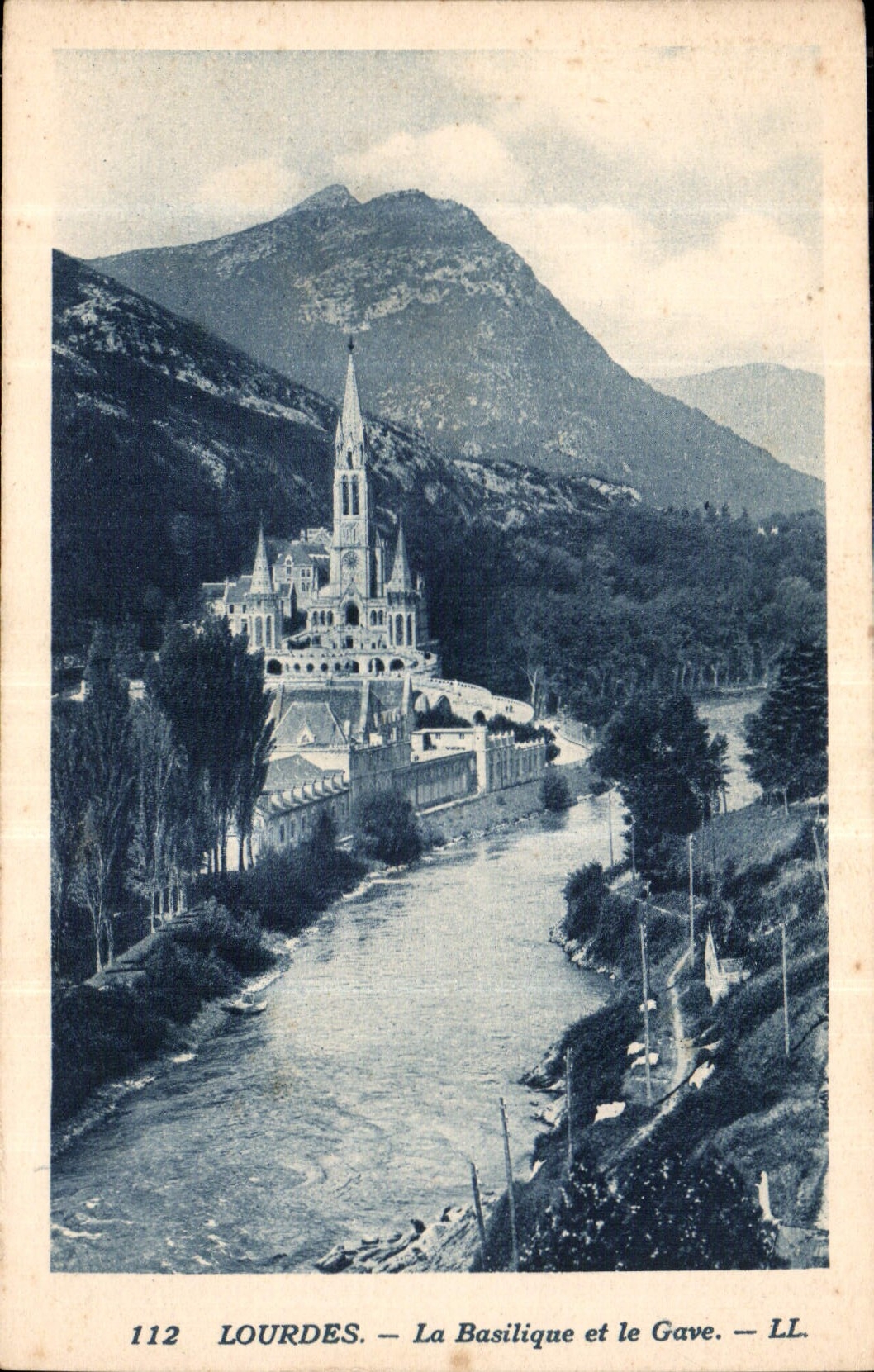 CPA Lourdes la basilique et le gave 