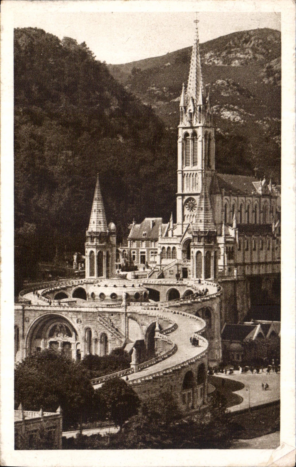 CPA Lourdes la basilique vue du cote 