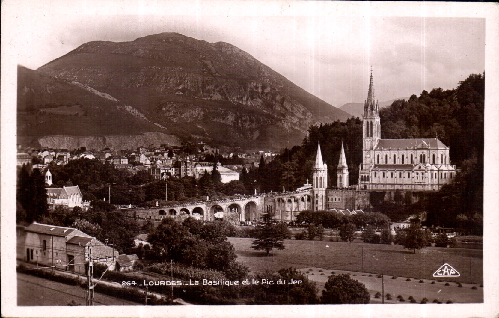 CPA Lourdes la basilique et le Pic du jer 