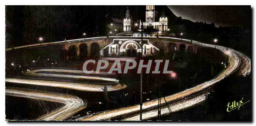 CPA Lourdes la Basilique illuminee et la Procession aux Flambeaux 