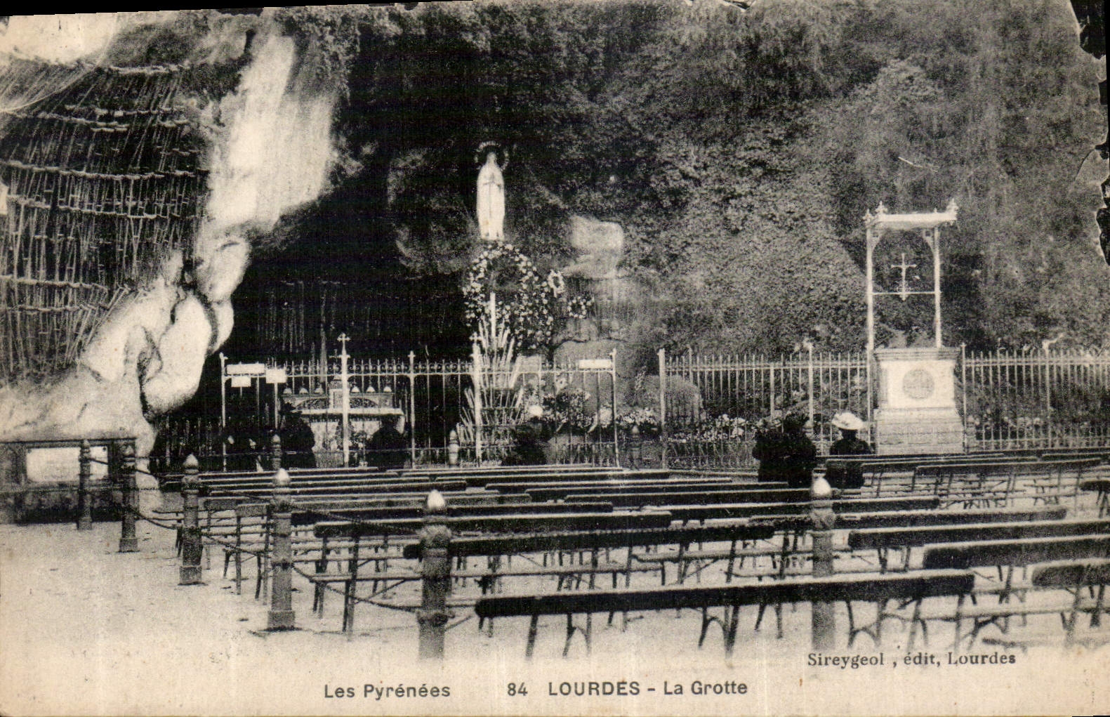 CPA Les Pyrenees Lourdes La Grotte 