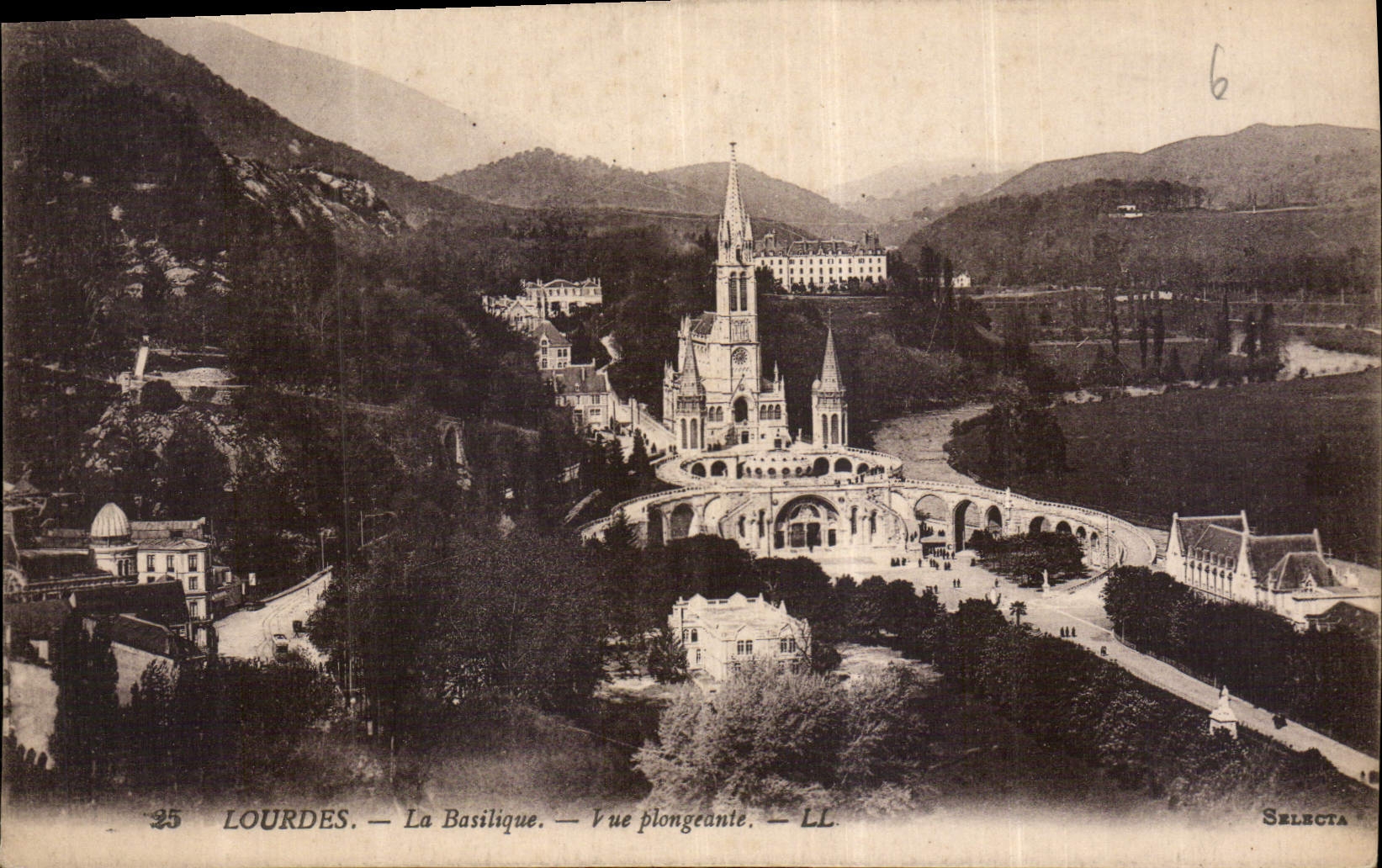 CPA Lourdes La Basilique Vue plongeante 