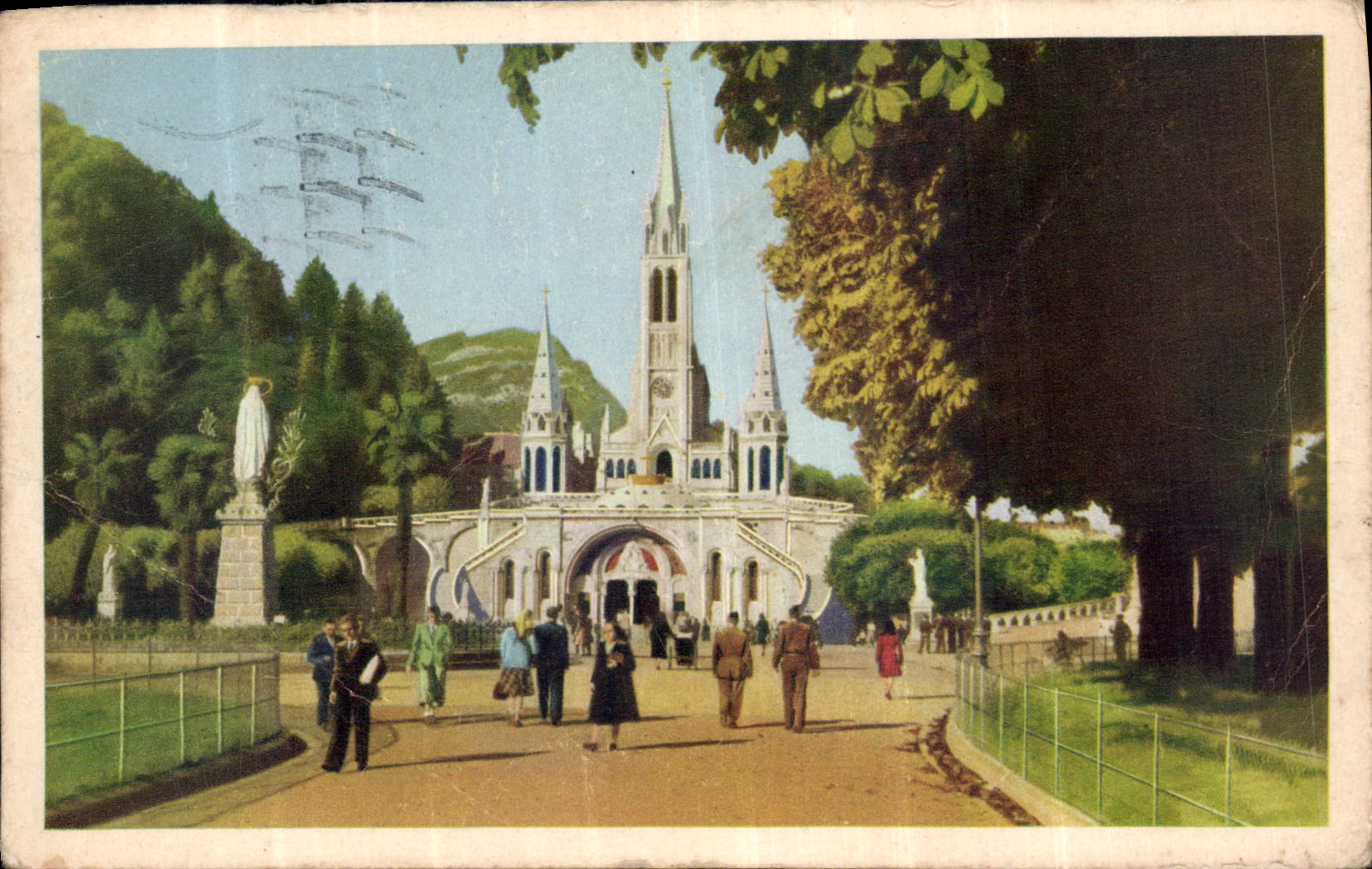 CPA Lourdes La Basilique et le Parvis 