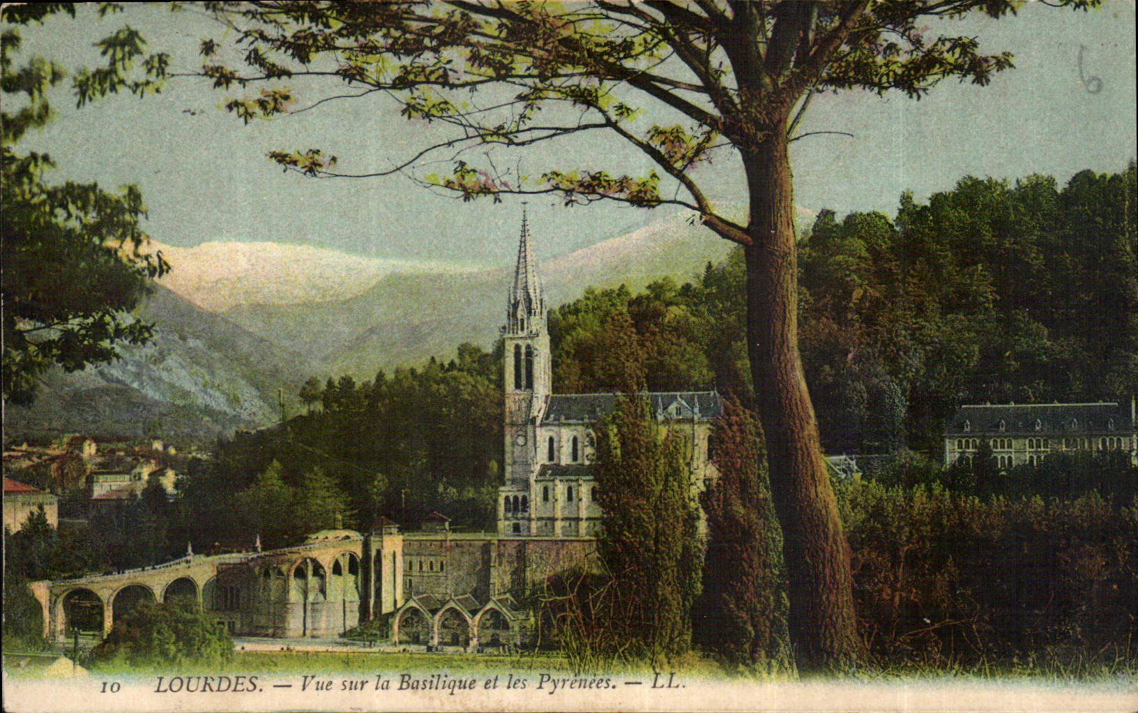 CPA Lourdes Vue sur la Basilique et les Pyrenees 