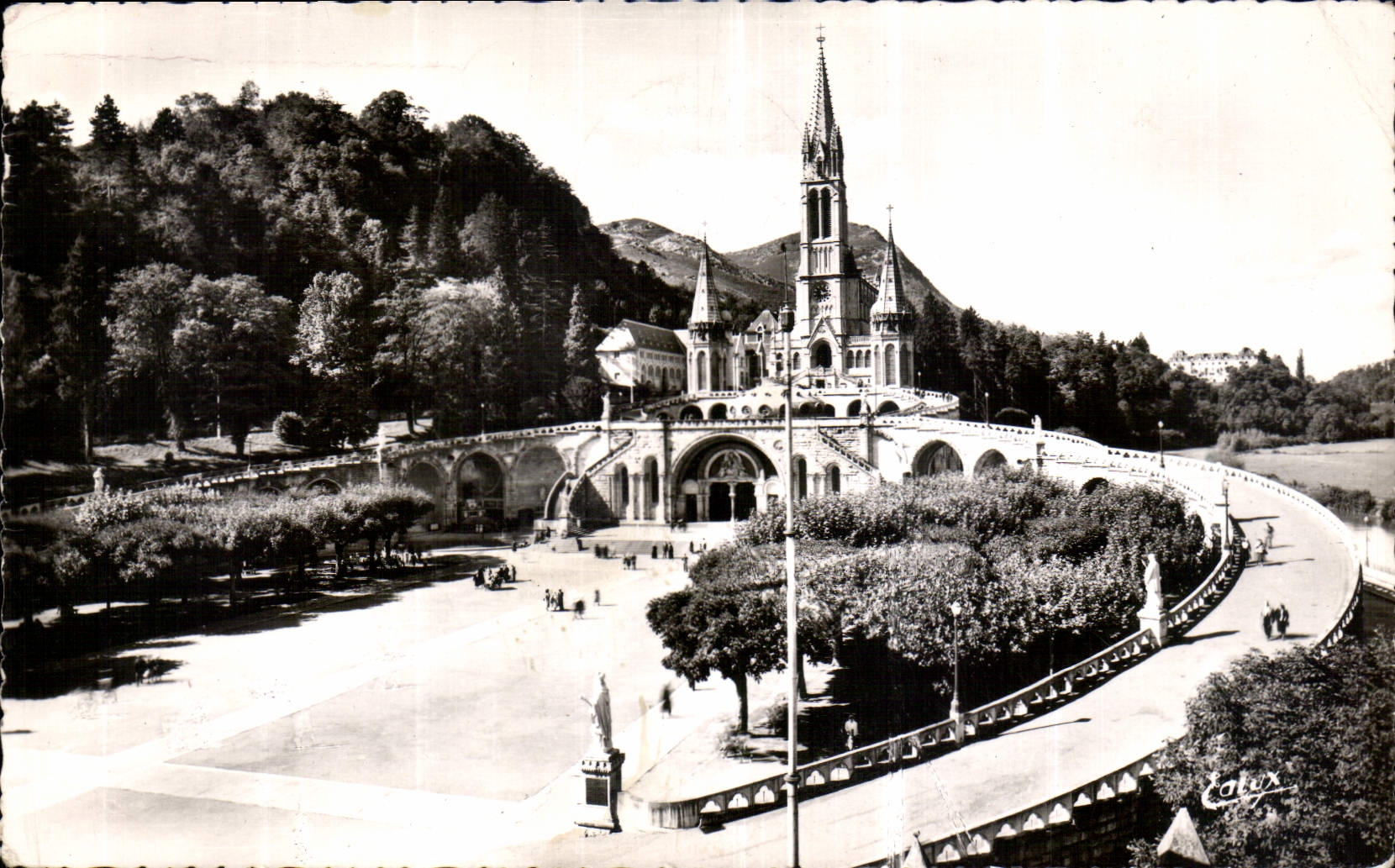CPA Lourdes La Basilique et l'Esplanade 
