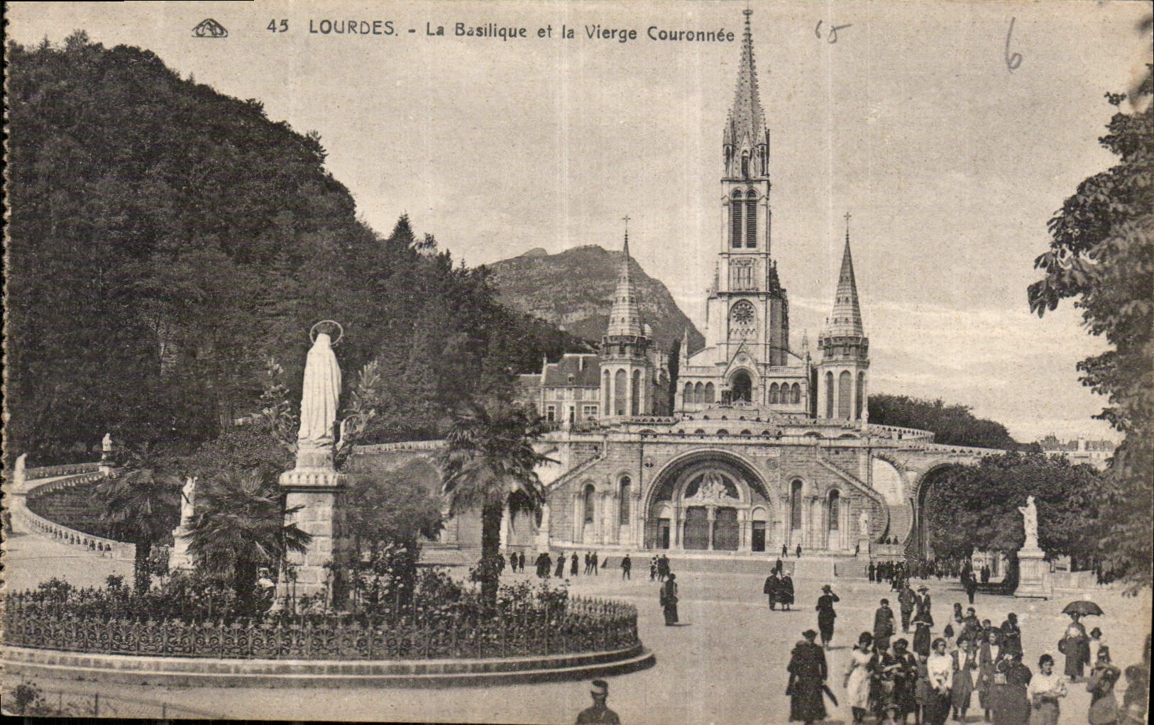 CPA Lourdes La Basilique et la Vierge Couronnee 