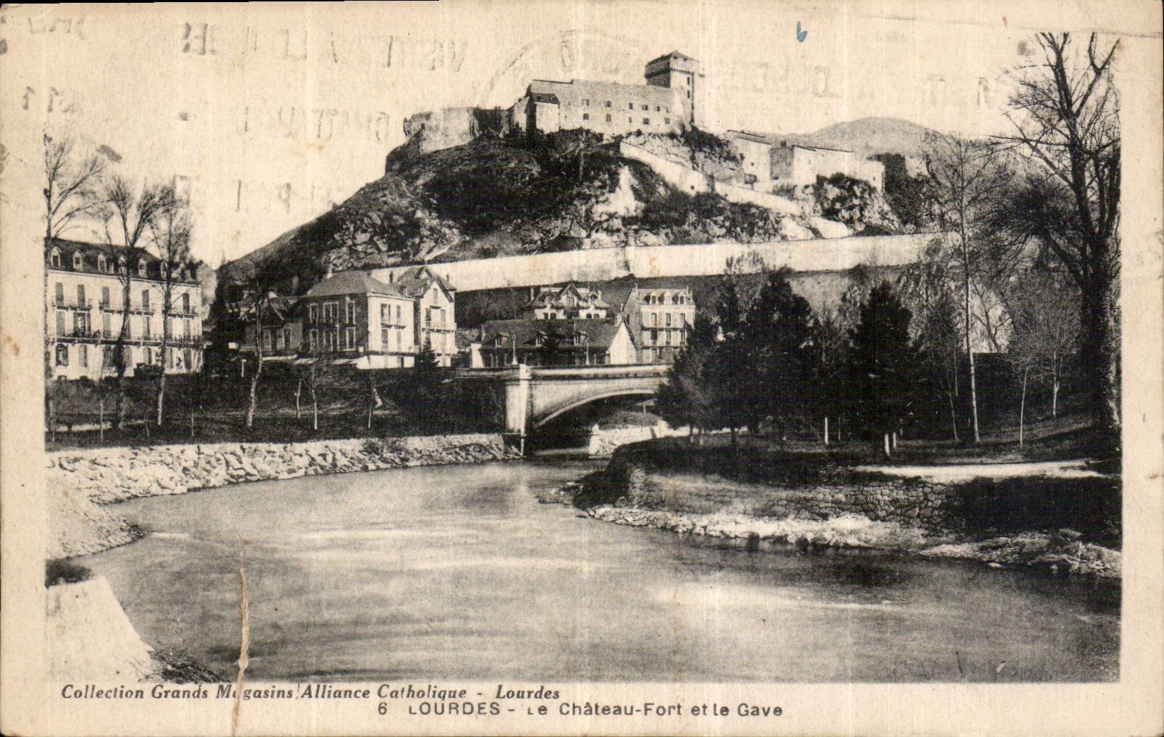 CPA Lourdes Le Chateau Fort et le Gave 