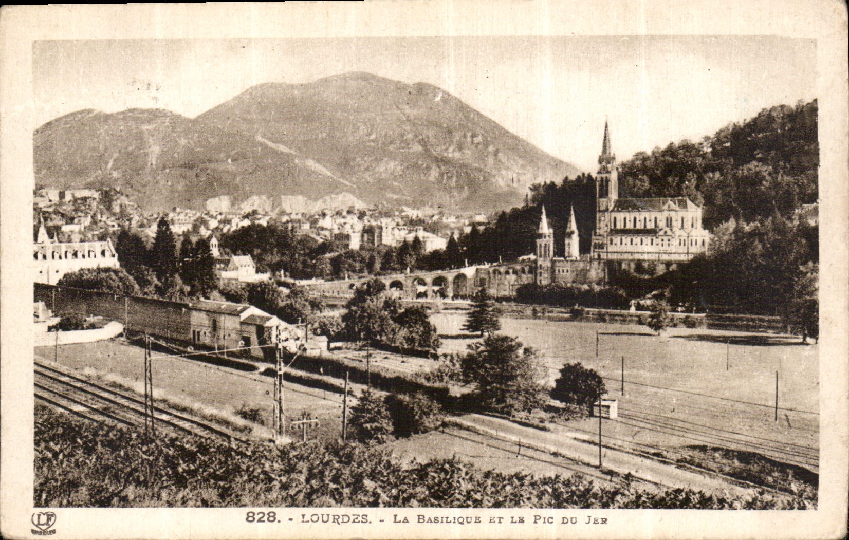 CPA Lourdes La Basilique et le Pic du Jer 