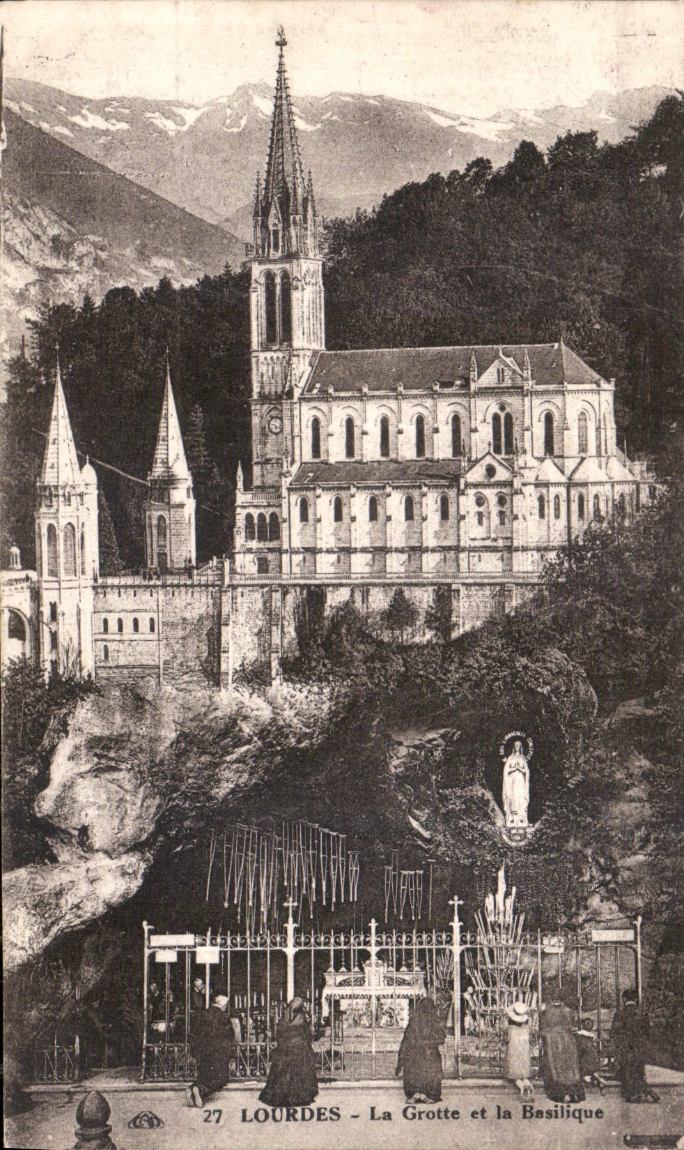 CPA Lourdes La Grotte et la Basilique 