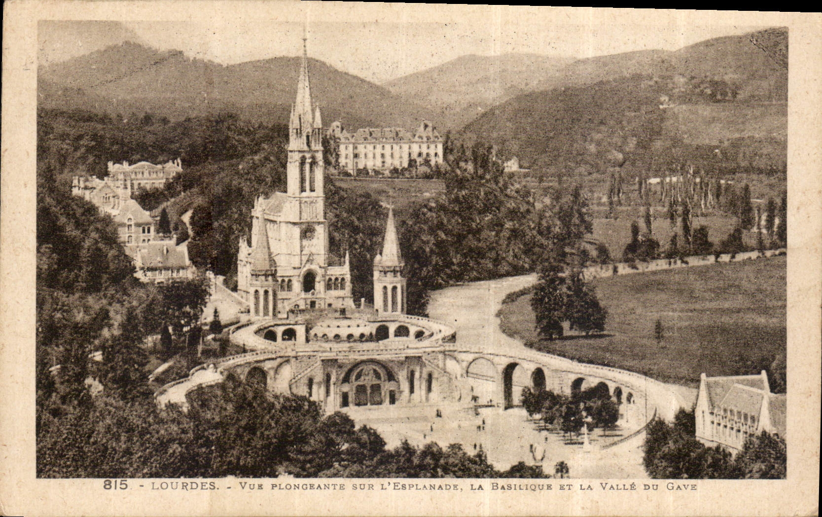 Lourdes - Vue plongeante sur l'Esplanade, la Basilique et la Vallée du Gave — éditeur inconnu, n° 815