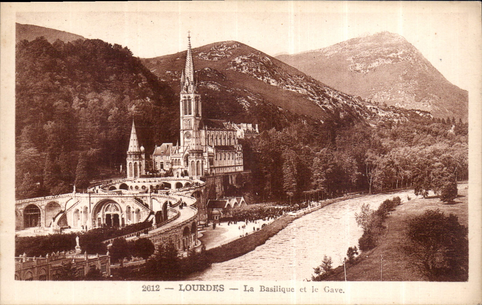 CPA Lourdes La Basilique et le Gave 