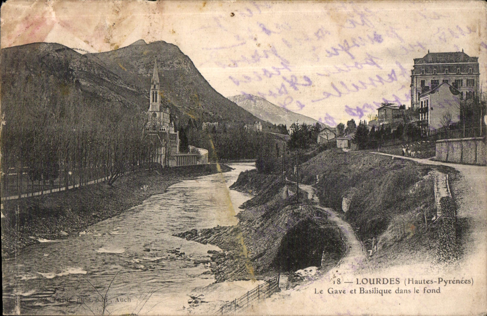 CPA Lourdes Hautes Pyrenees le Gave et Basilique dans le fond 