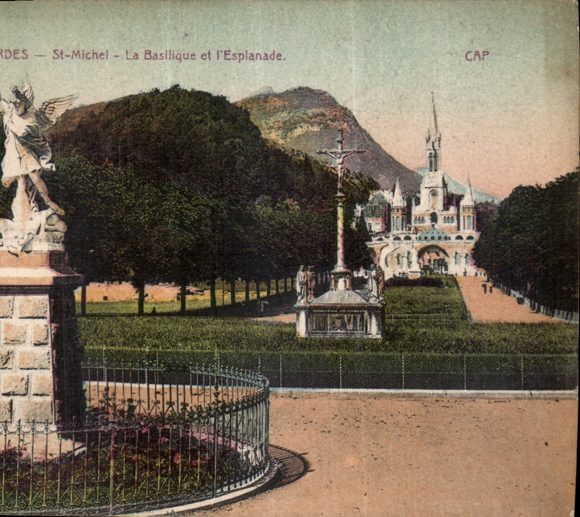 CPA Lourdes St Michel La Basilique et l'Esplanade 