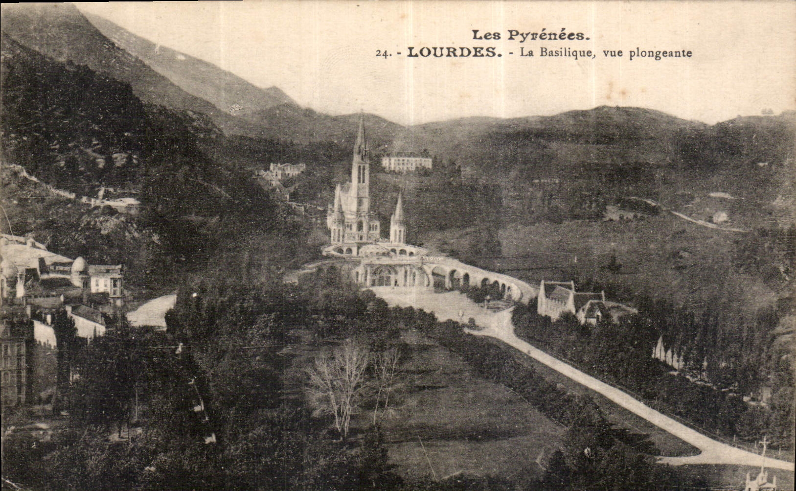 CPA Les Pyrenees Lourdes La Basilique vue plongeante 