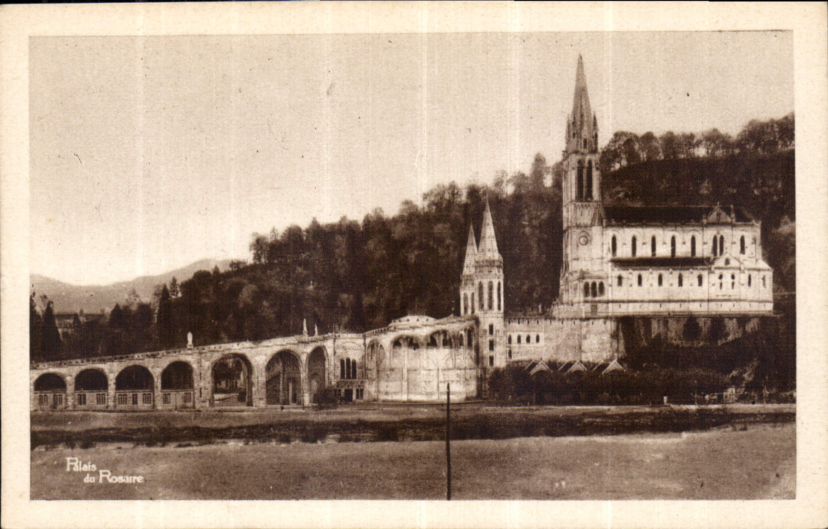 CPA Lourdes La Basilique vue laterale 
